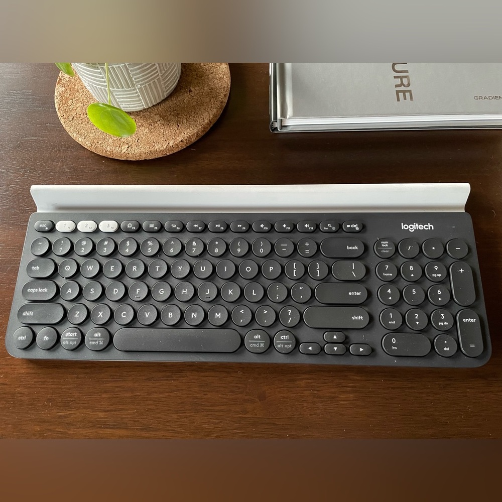 Logitech keyboard - Picture 3 of 3